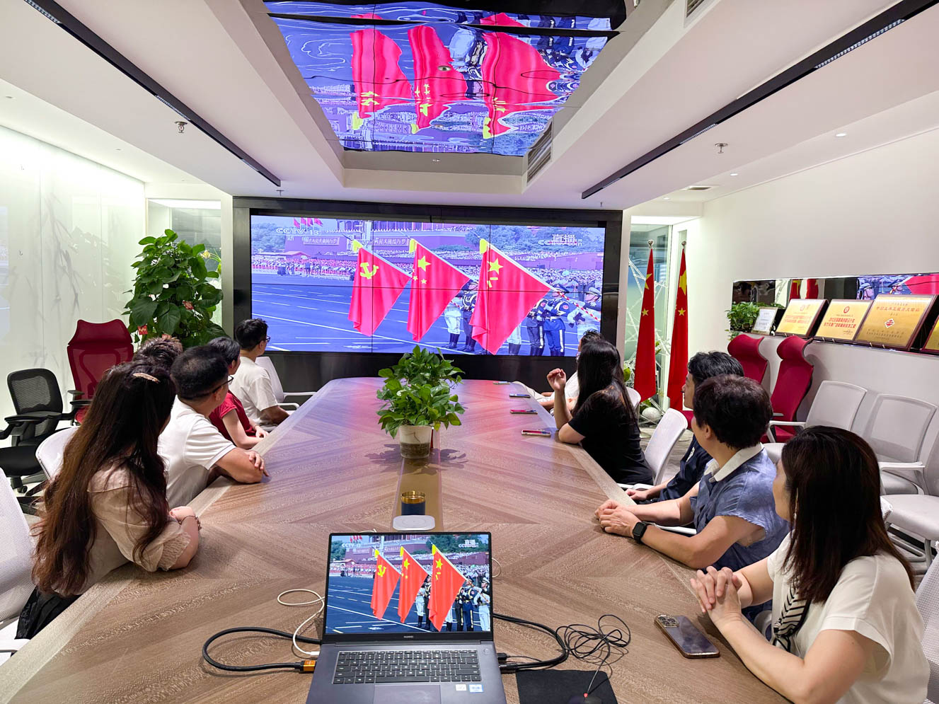 华亿首页（中国）网页版装饰党支部组织党员观看九三阅兵仪式